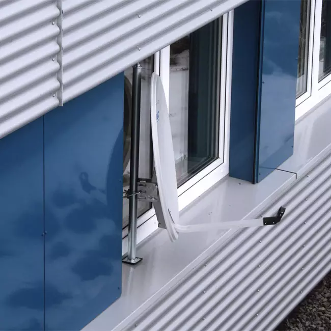 Fensterhalter für Sat Spiegel. Fensterrahmenhalterung